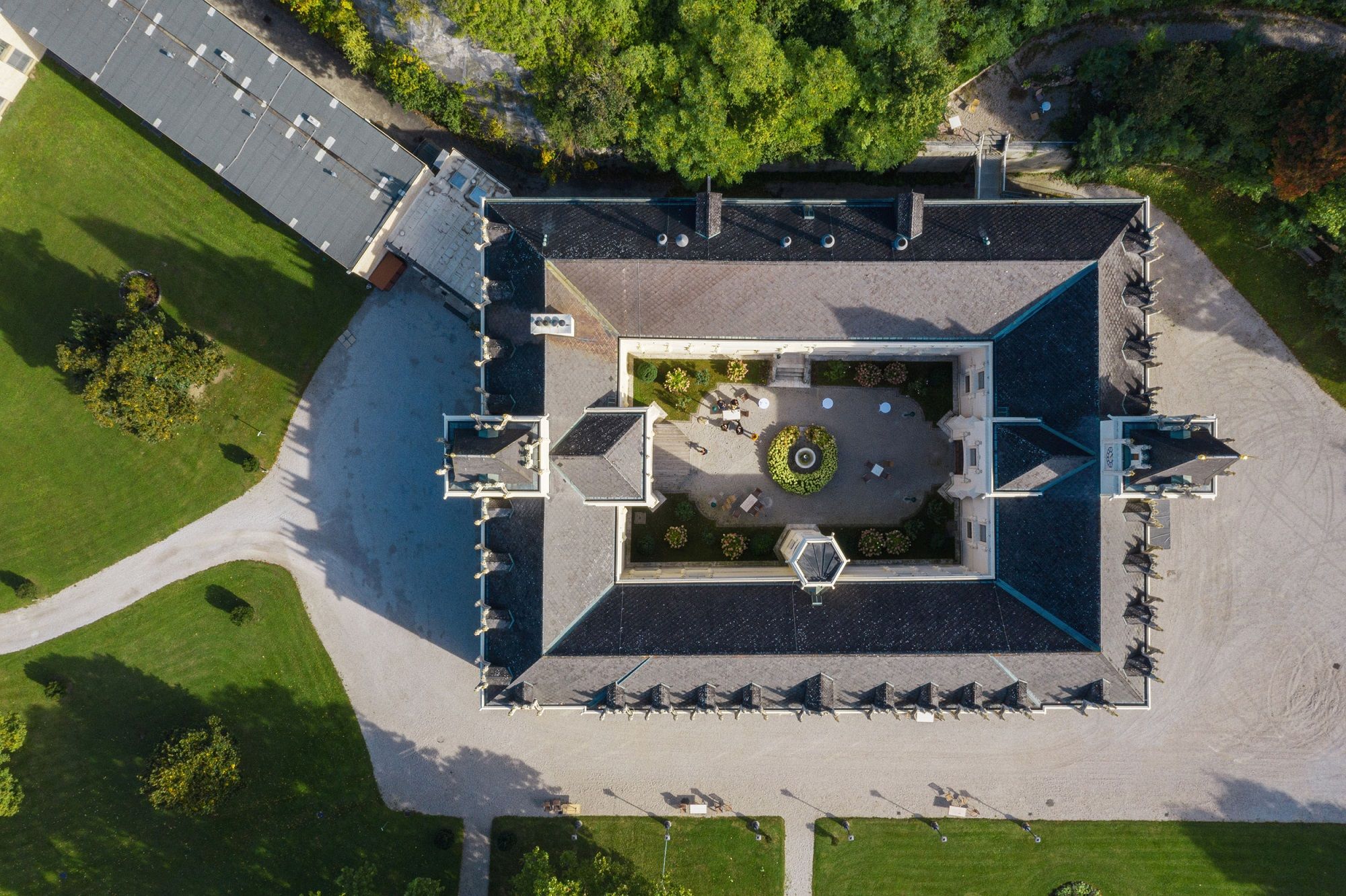 Letecký pohľad na hrad Hernstein s vnútorným nádvorím a okolitou záhradou.