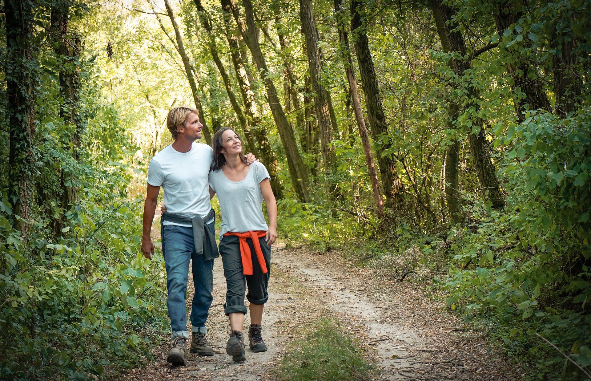 Pár na pešej turistike na lesnej ceste