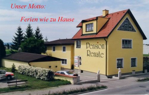 Žltá budova s nápisom "Pension Renate", obklopená stromami a parkoviskom.
