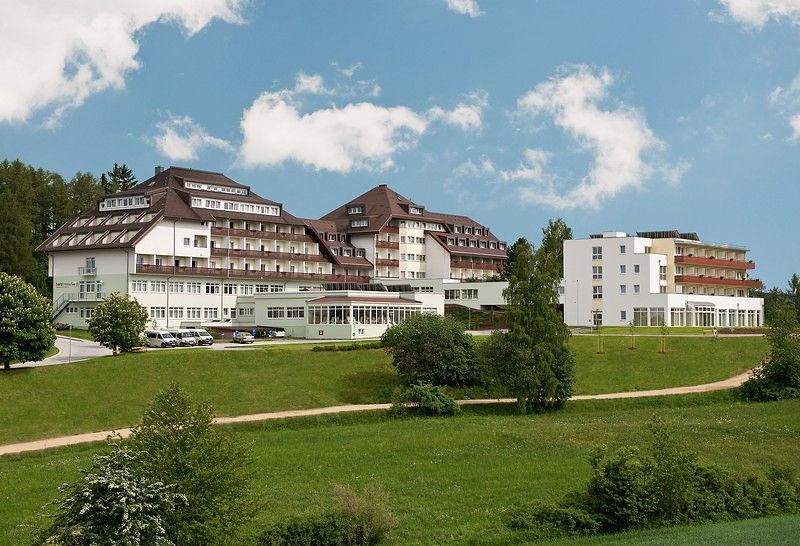 Kardiovaskulárne centrum Groß Gerungs na pozadí modrej oblohy.