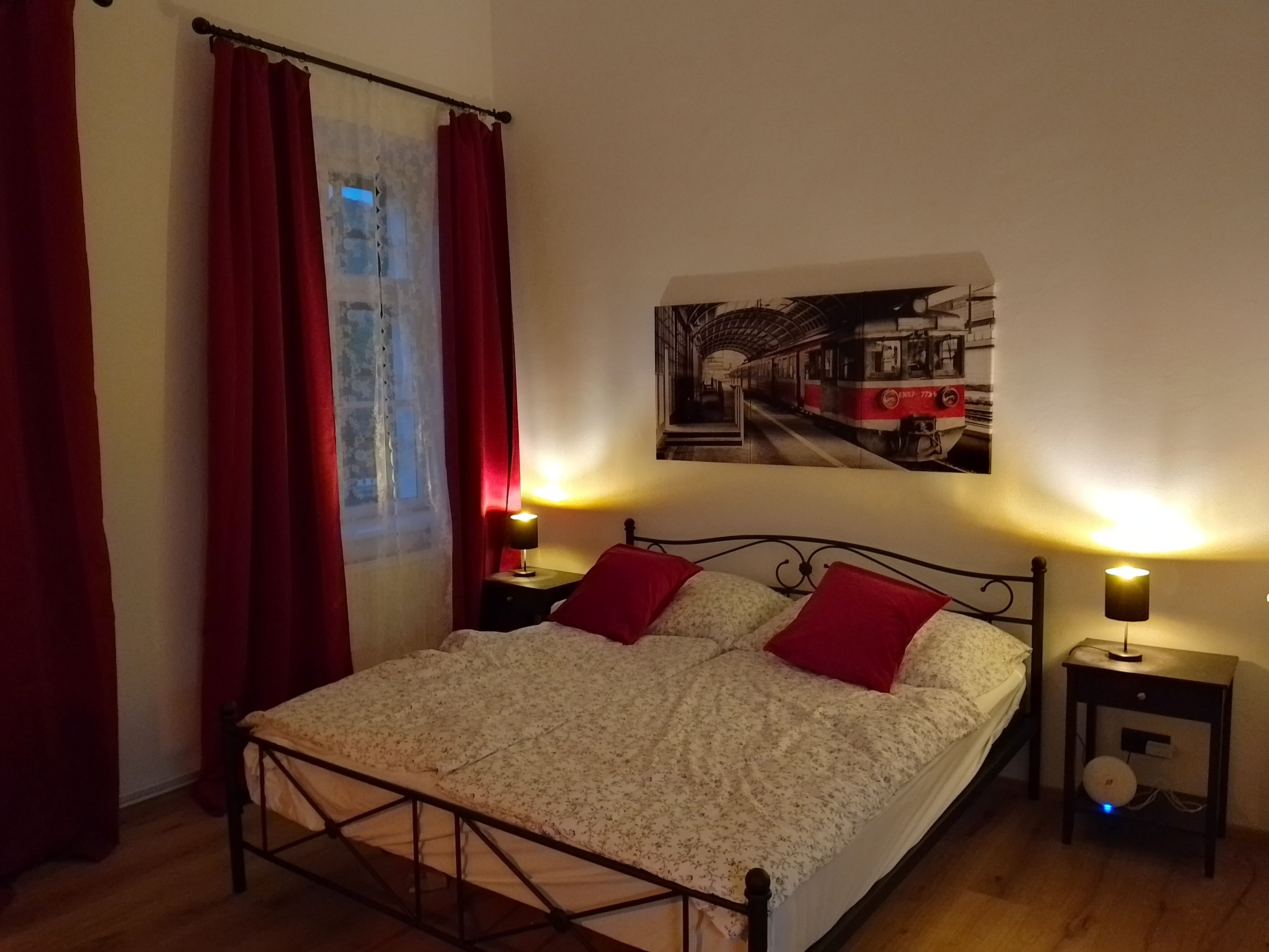 Útulná spálňa so železničným dekorom.