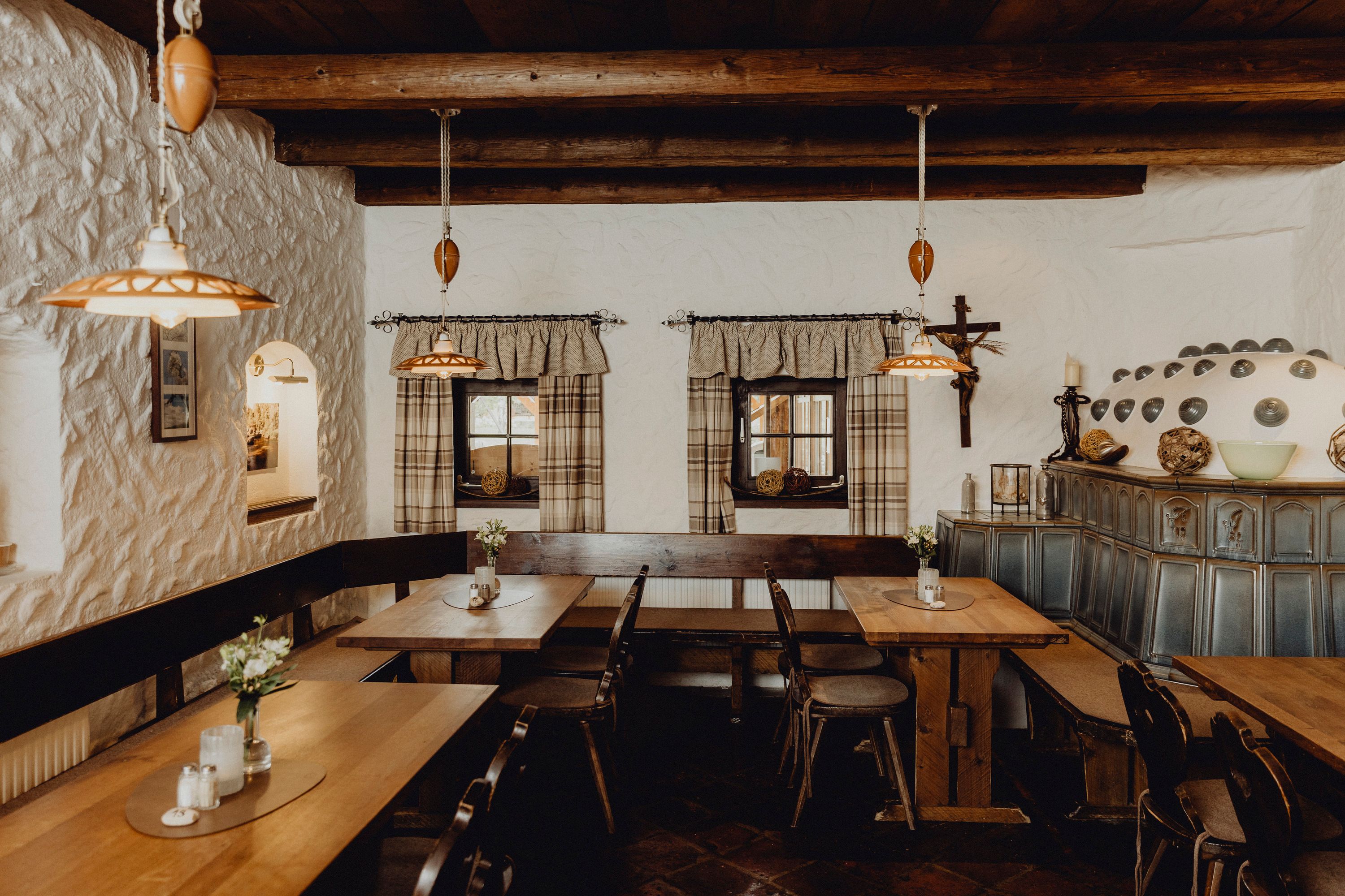 Útulný salónik s dreveným nábytkom, kachľovou pecou a rustikálnou výzdobou.