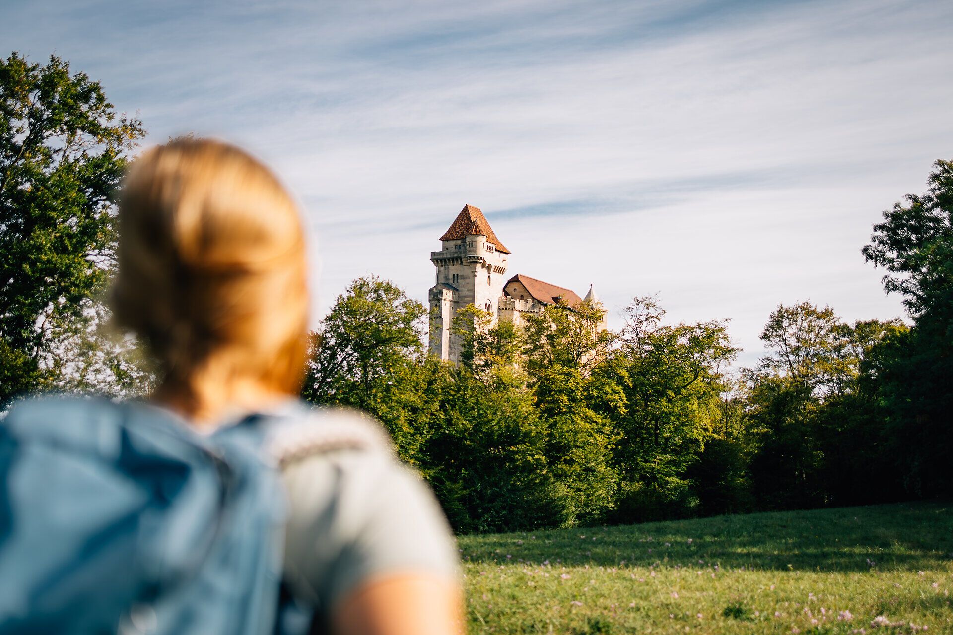 Umgeben von üppigem Grün und sanften Hügeln erhebt sich majestätisch die Burg Liechtenstein. Die warmen Sonnenstrahlen tauchen die Landschaft in ein goldenes Licht und laden dazu ein, die Schönheit der Natur zu genießen. Ein perfekter Ort für Abenteuerlustige und Naturliebhaber, die die Ruhe und den Blick auf die beeindruckende Architektur schätzen.