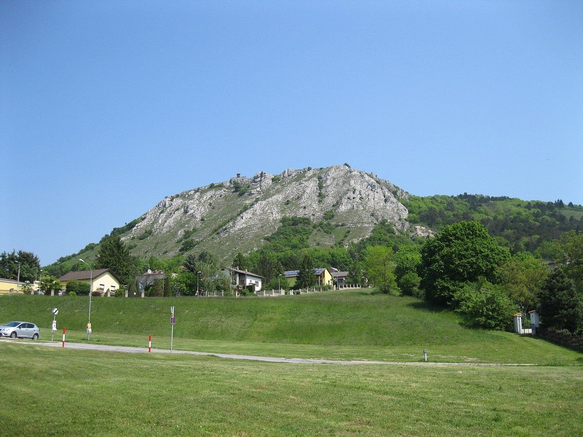 Pohľad na Braunsberg s domami v popredí a modrou oblohou.