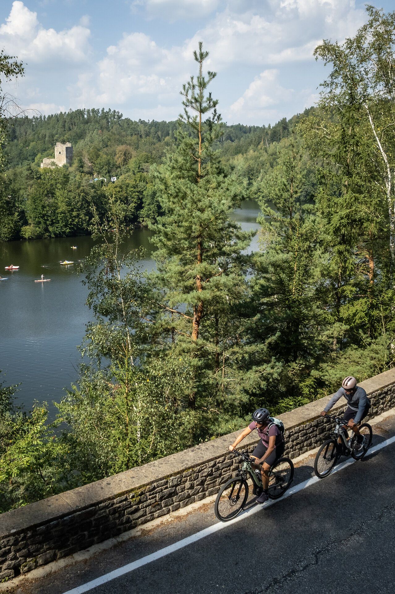 Zvlnené kopce a lesknúca sa vodná nádrž Dobra vás pozývajú na nezabudnuteľné zážitky v prírode. Cyklisti sa uvoľnene kĺžu po malebnom brehu, zatiaľ čo svieže stromy poskytujú tieň a čerstvý vzduch vás pozýva zhlboka sa nadýchnuť.