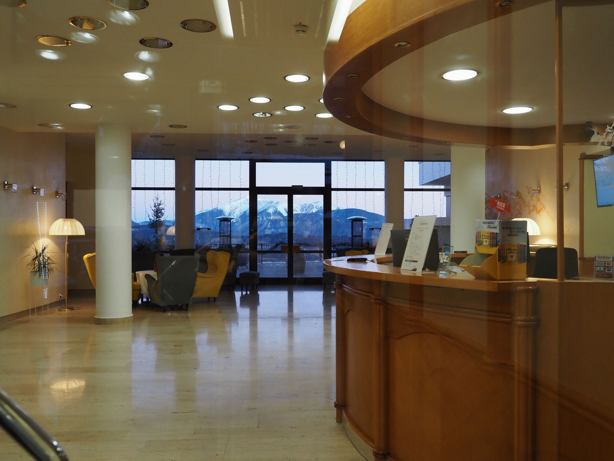 Recepcia v Sporthoteli Semmering s výhľadom na hory.