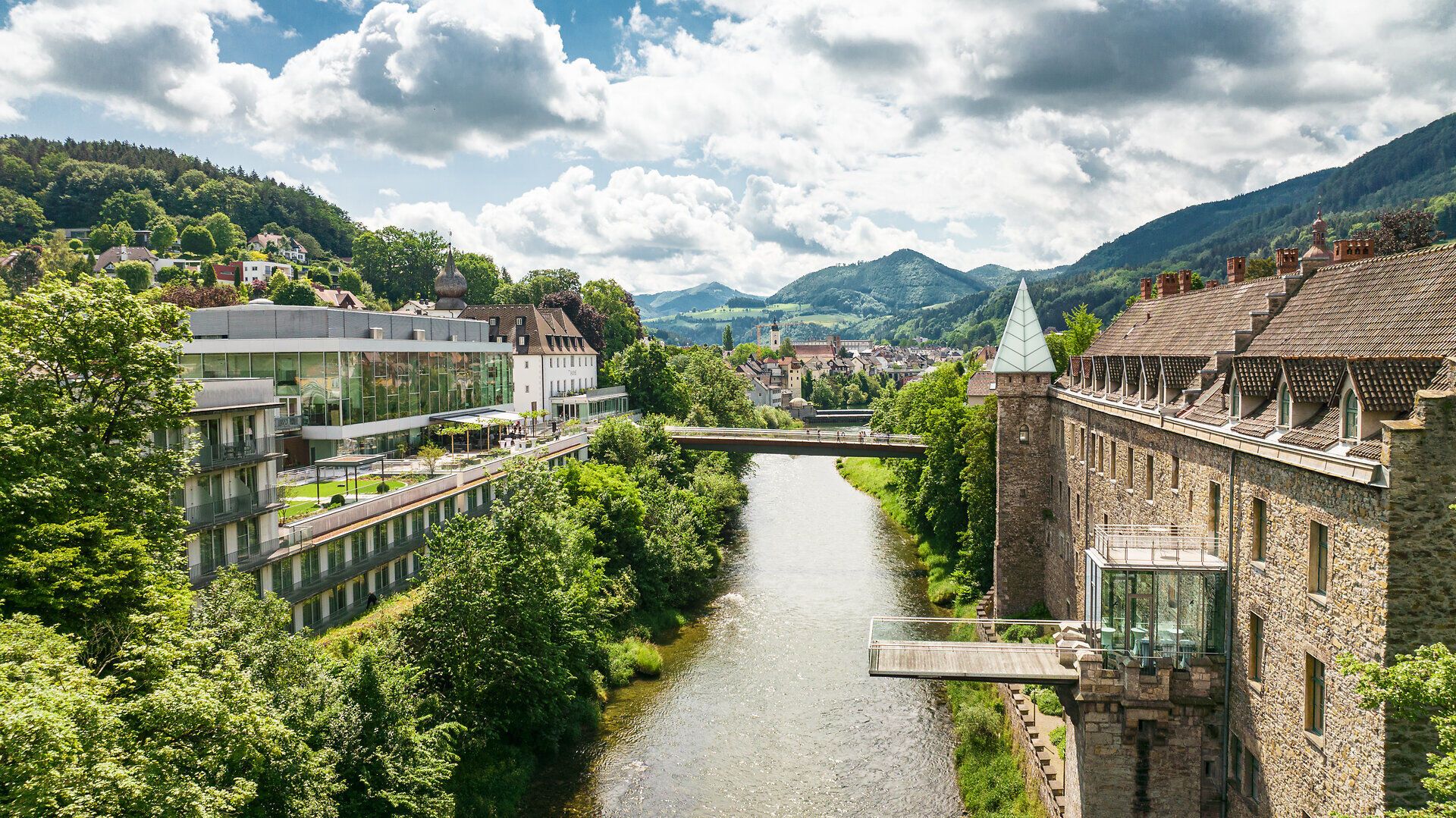 Zámok Rothschild a hotel "Schloss an der Eisenstraße", obklopené sviežou zeleňou a kopcami, vyžarujú majestátny pokoj. Rieka sa malebne vinie krajinou a pozýva na relaxačné prechádzky. História a príroda sa tu spájajú a vytvárajú nezabudnuteľný zážitok.