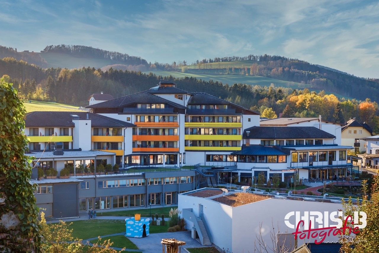 Vivea 4* hotel Bad Schönau Zum Landsknecht v malebnej krajine.