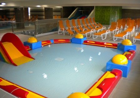 Bazén pre batoľatá so šmykľavkou v rodinnom bazéne Oberndorf.