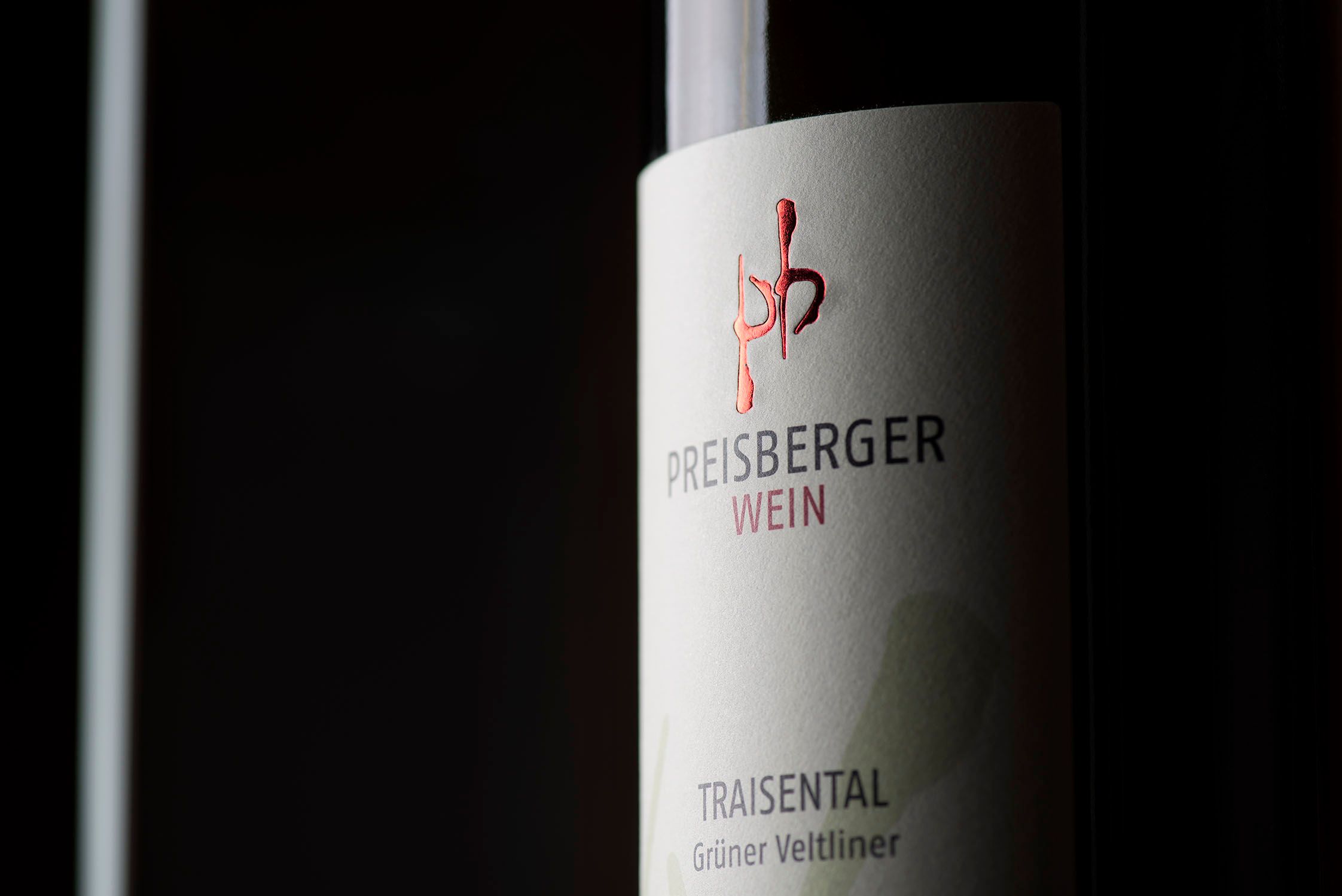 Detailný záber na etiketu fľaše vína s nápisom "Preisberger Wein, Traisental, veltlínske zelené".