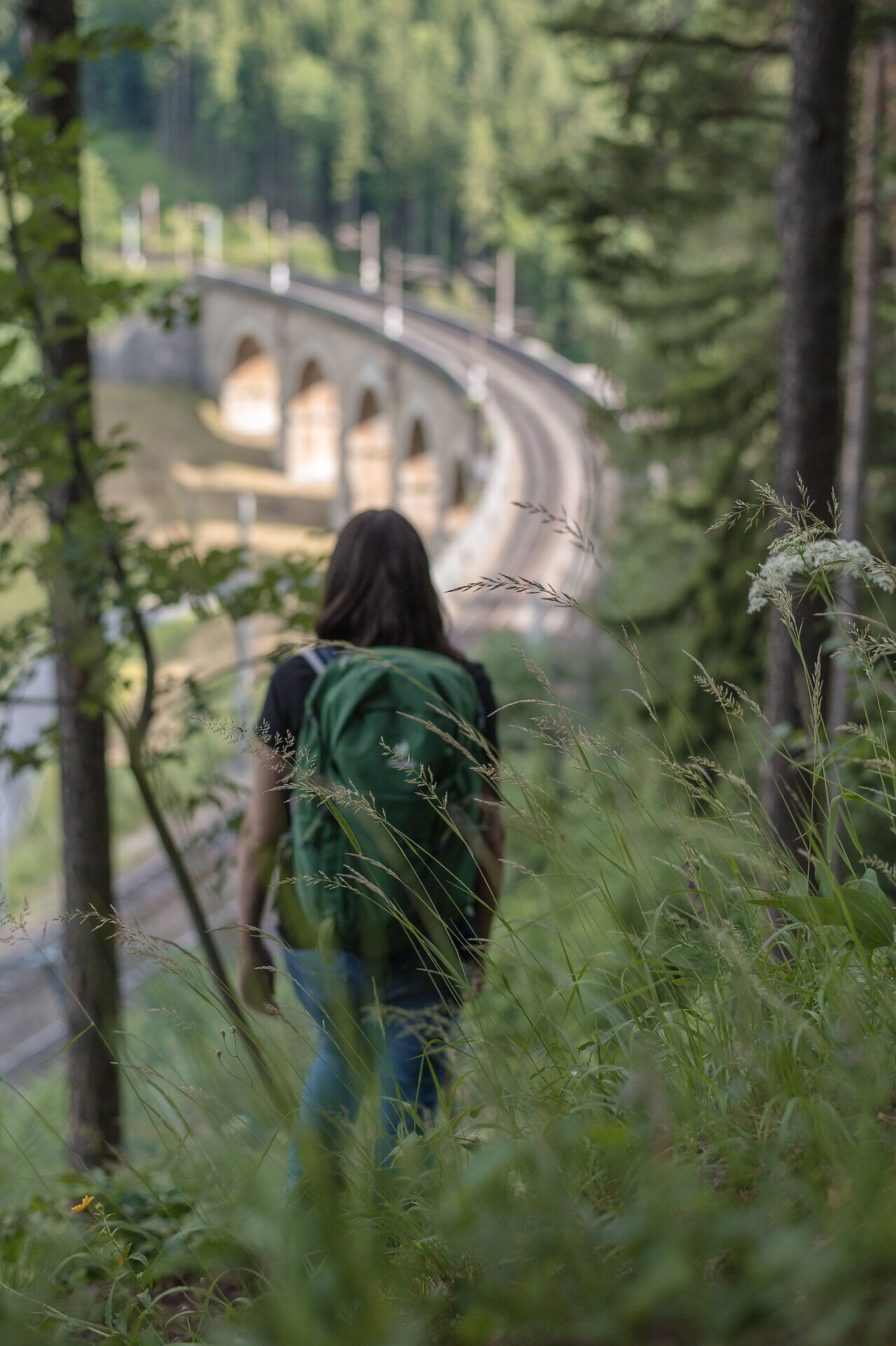 Turista si vychutnáva čerstvý horský vzduch a úchvatný výhľad na kopce a zakrivenú železničnú trať, ktorá sa elegantne vinie krajinou. Toto miesto obklopené sviežou zeleňou a jemným šumením prírody vás pozýva na oddych a spoznávanie krás Viedenských Alp v Dolnom Rakúsku.