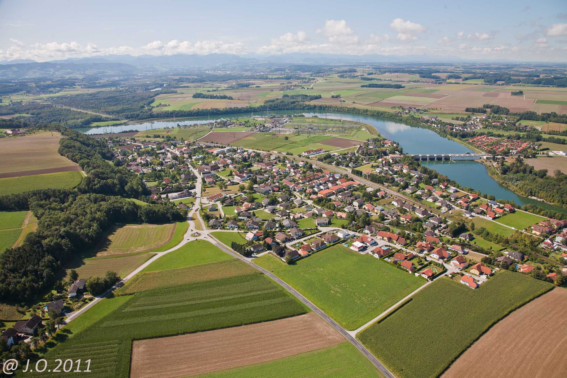Letecký pohľad na Ernsthofen s riekou a mostom.