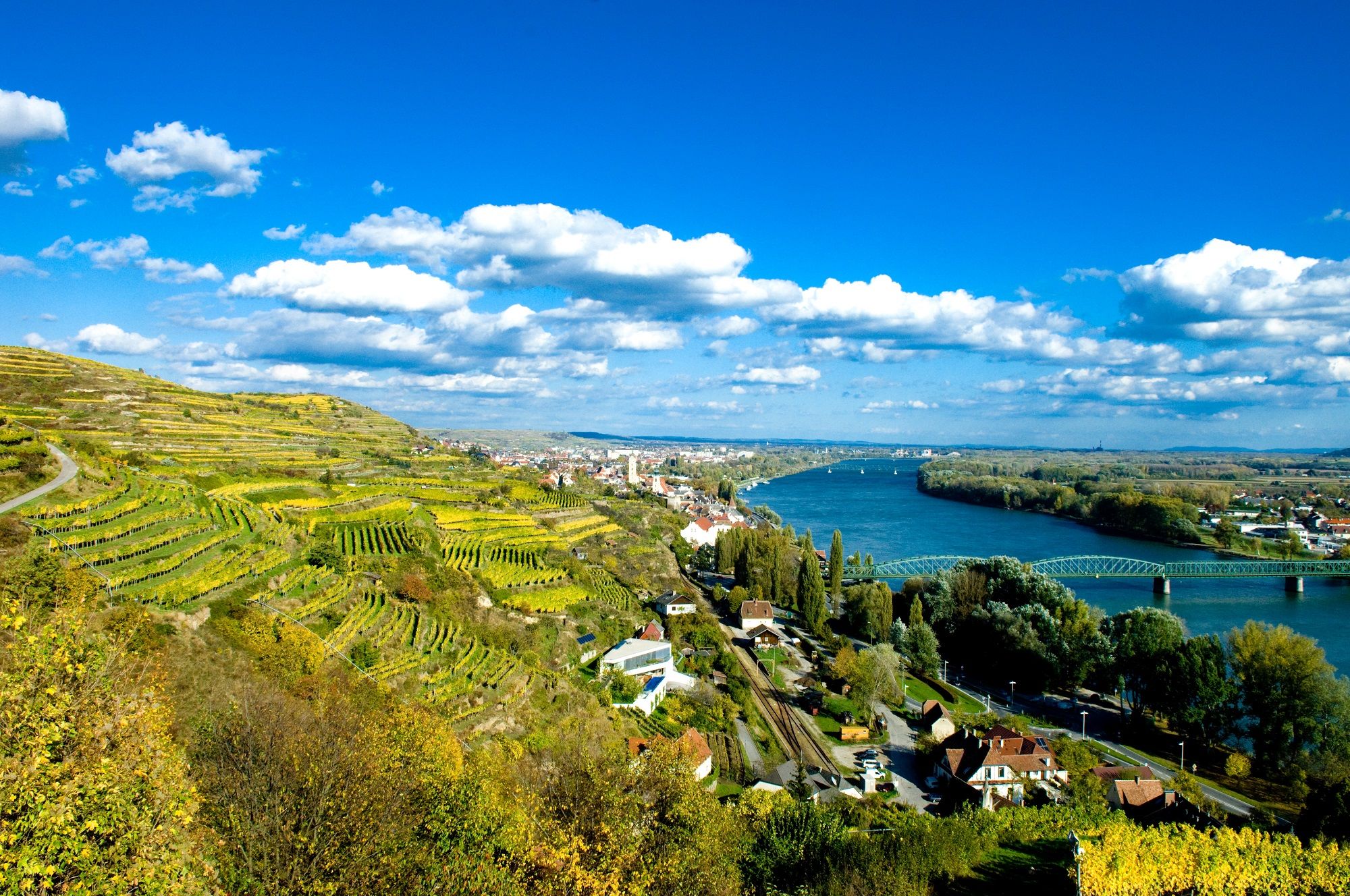 Krajina s vinicami, riekou a mostom v rakúskom meste Krems.