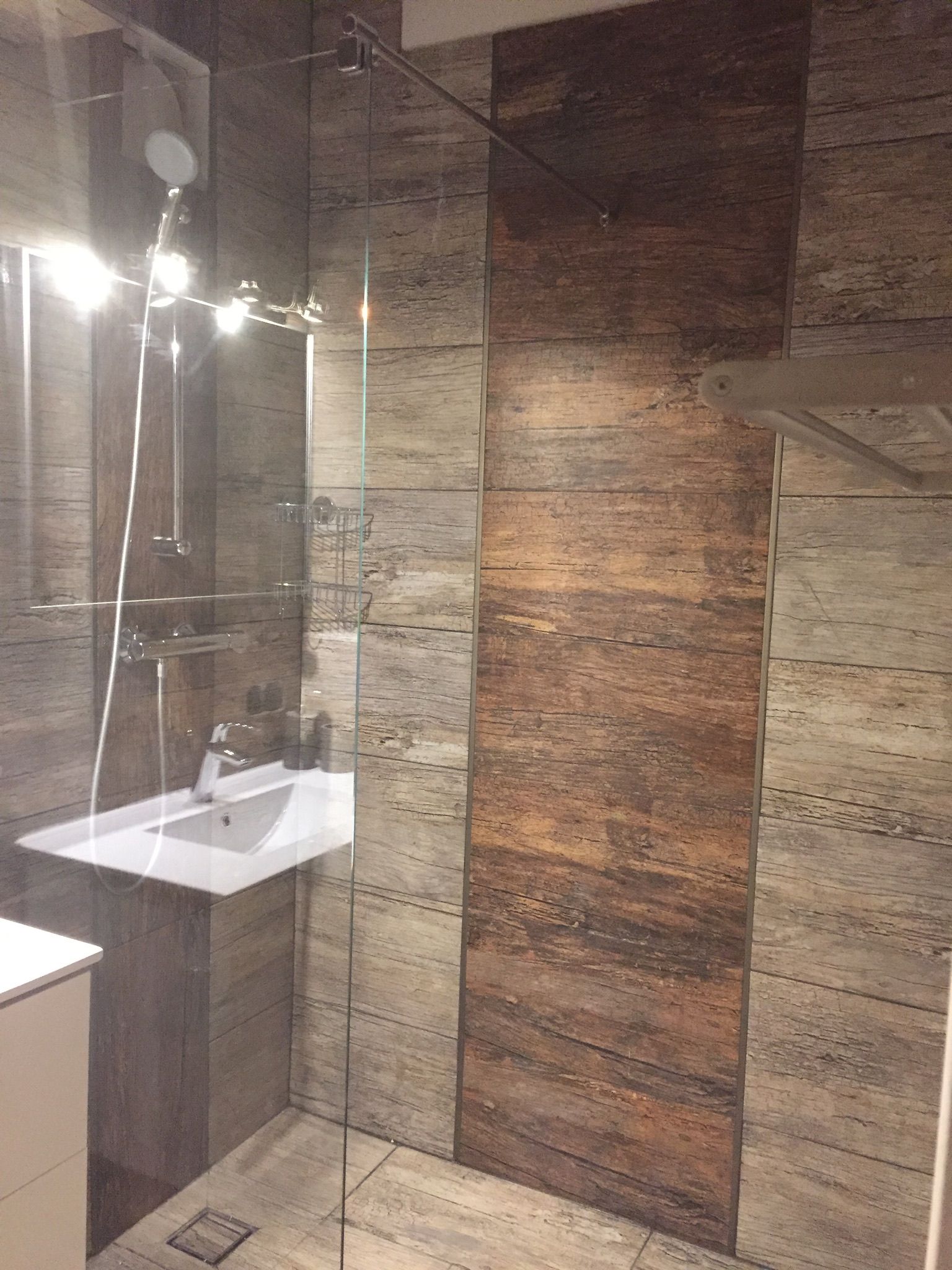 Hippo Campus, kúpeľňa