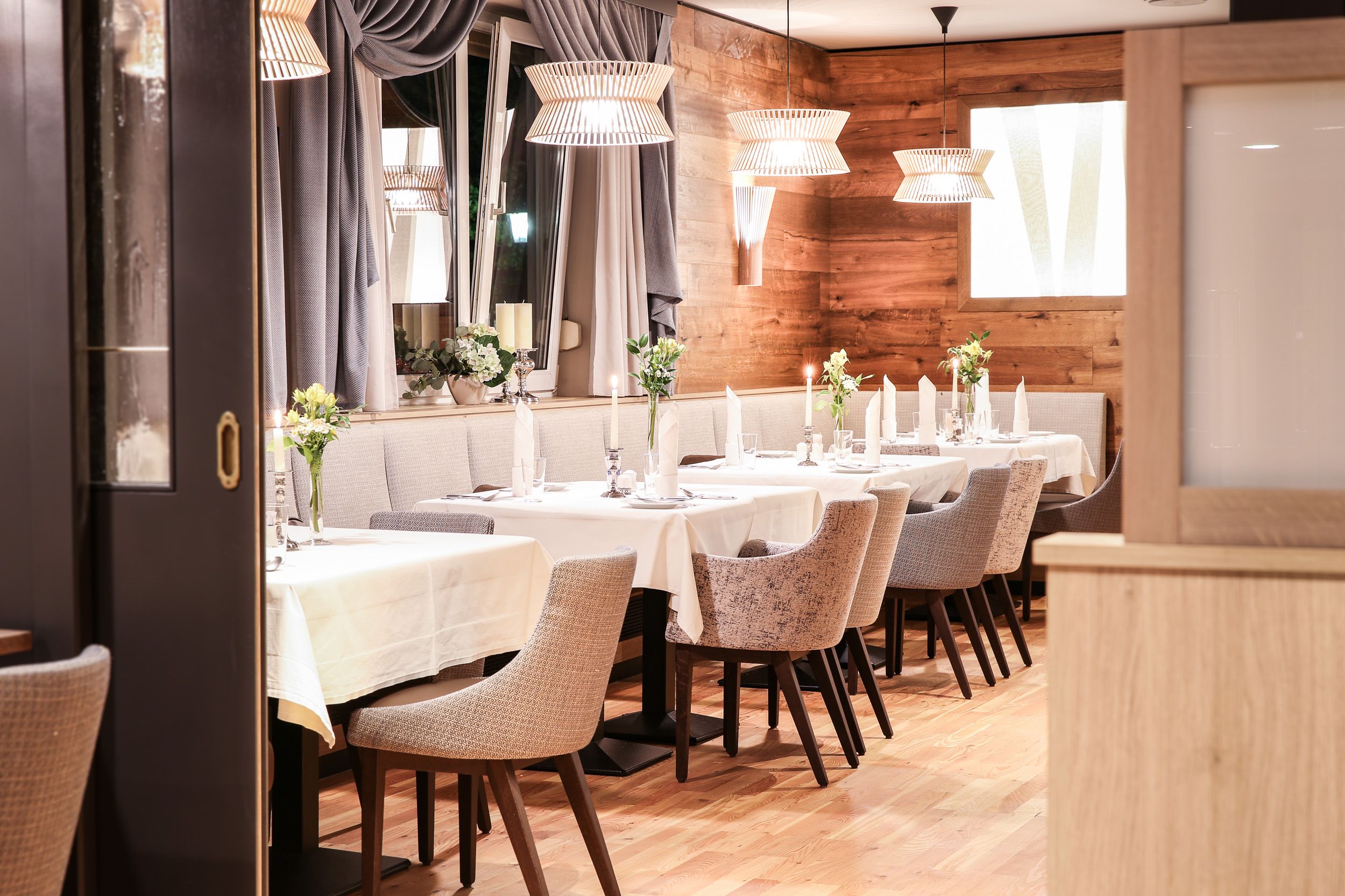 Reštaurácia so stolmi a stoličkami 