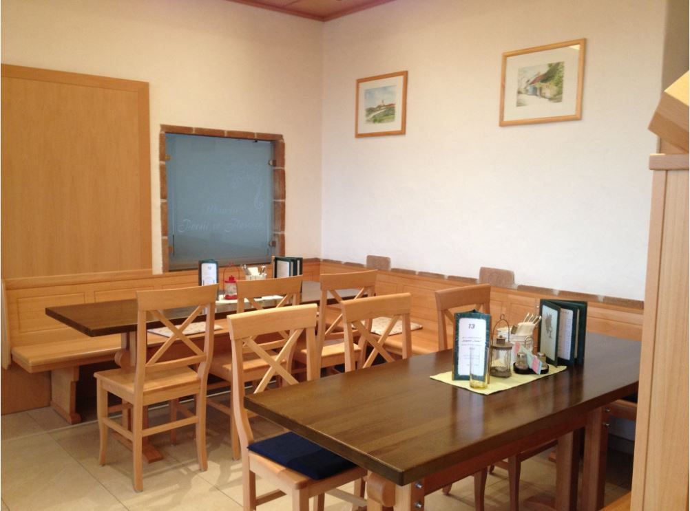 Interiér Drevené stoly Viecha s kreslami