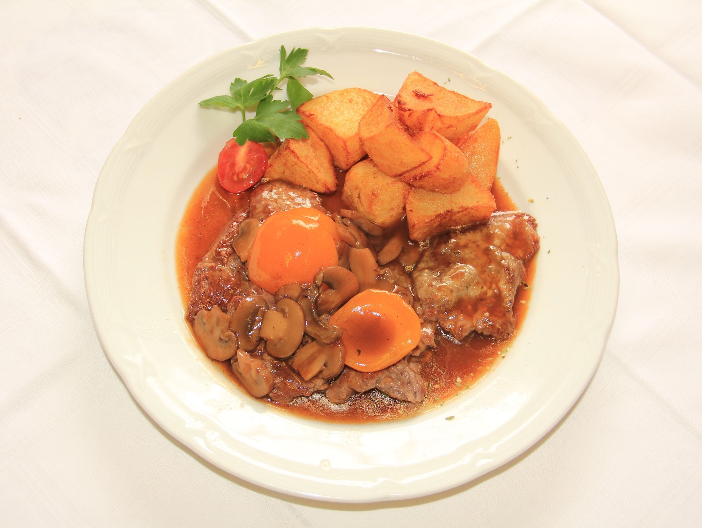 Na tanieri sa podáva wachauská hovädzia pečienka, huby a pečené zemiaky.