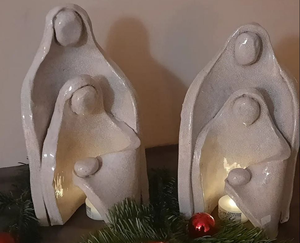 Ručne vyrábaní keramickí anjeli ako dekoratívne figúrky.