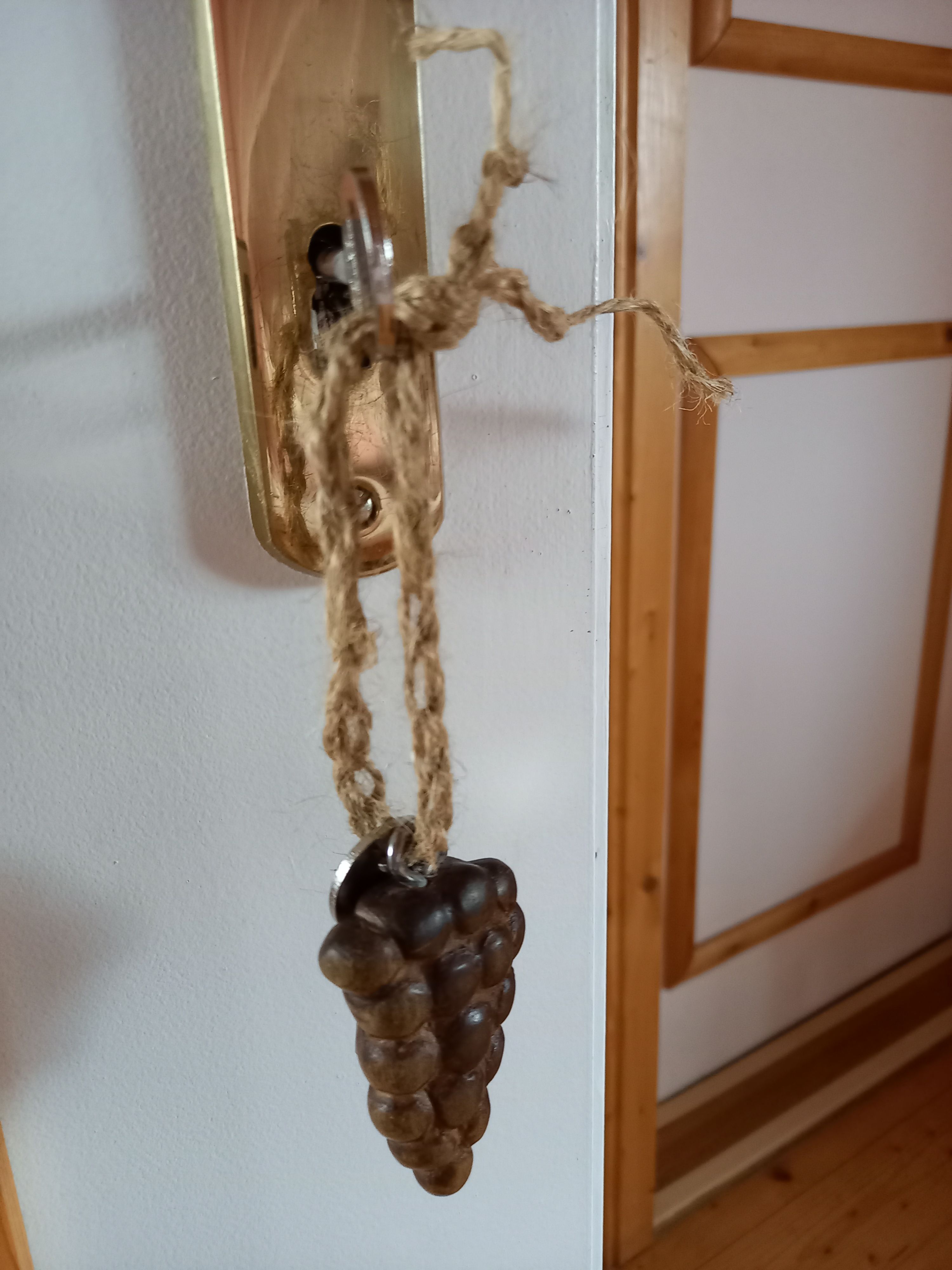 Kľučka s dreveným príveskom hrozna.