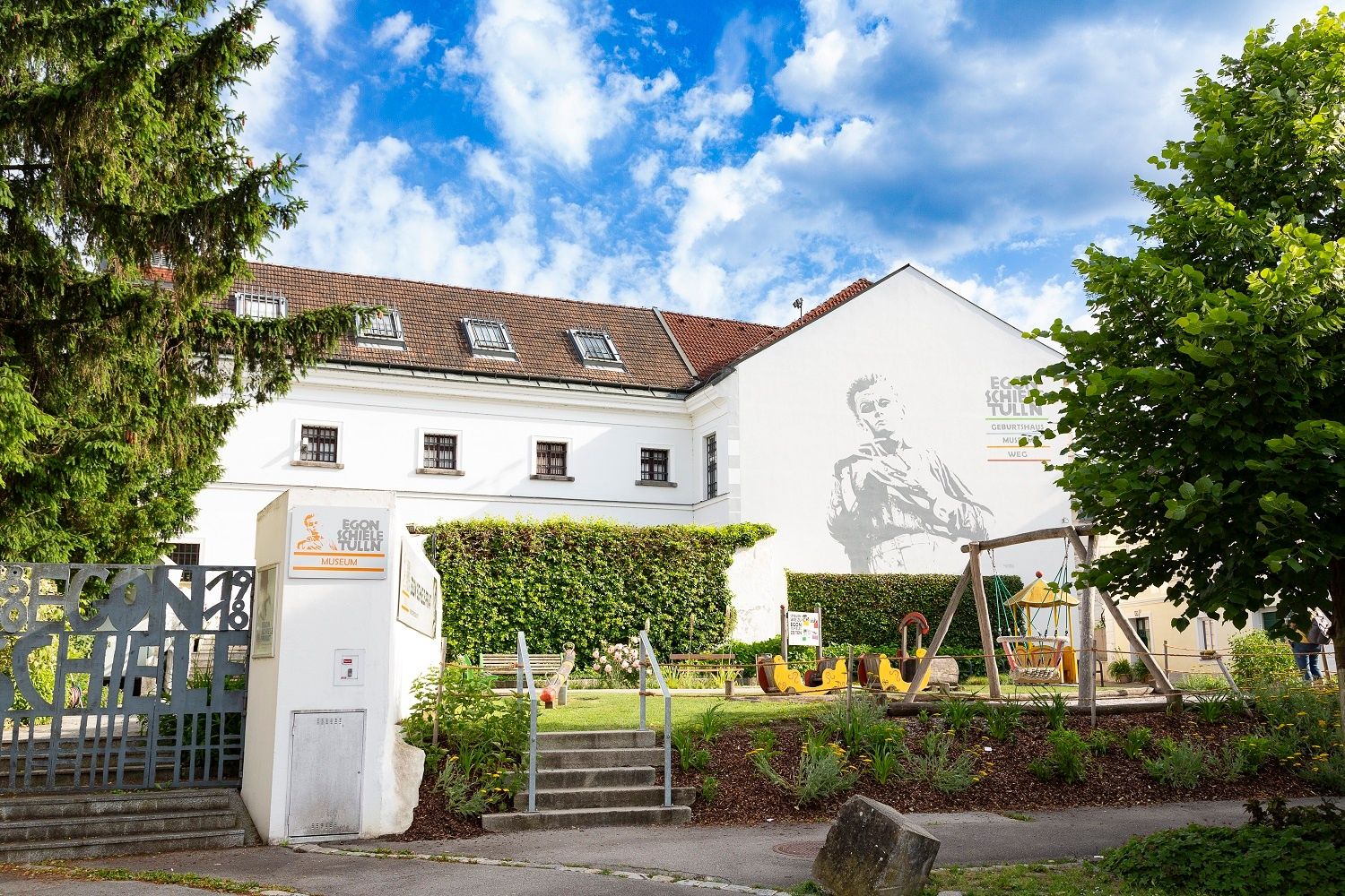 Múzeum Egona Schieleho s detským ihriskom a nástennými maľbami.