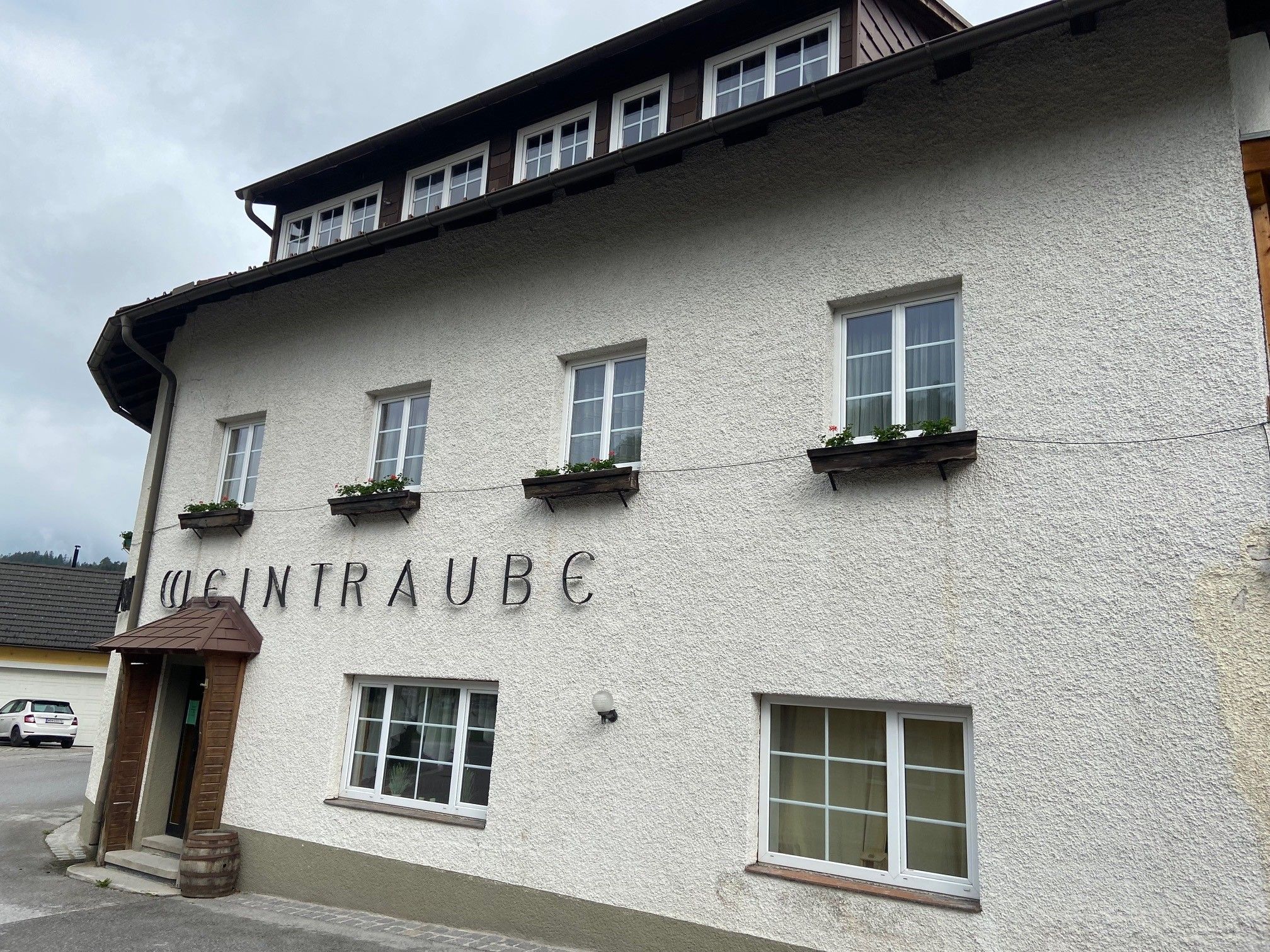 Fasáda budovy s nápisom "Weintraube".