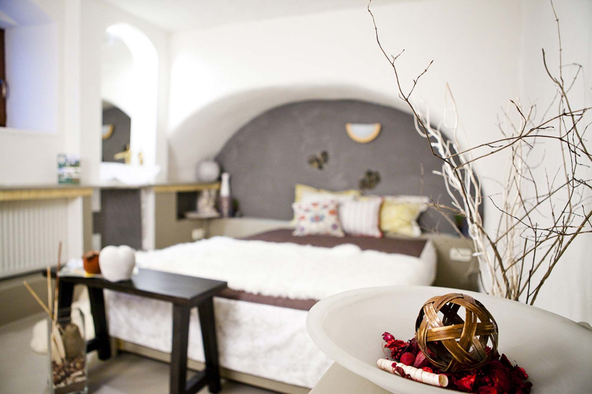 Útulná spálňa s dekoráciou a posteľou.