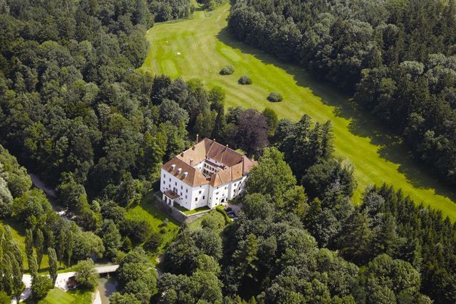 Letecký pohľad na hrad Ernegg obklopený lesmi a lúkami.
