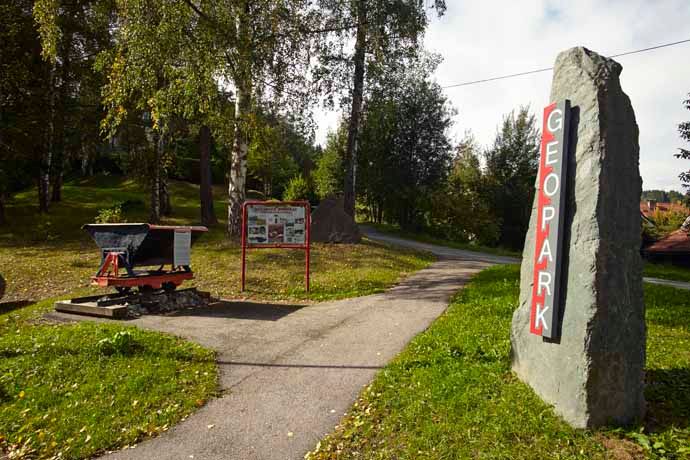 Vstup do geoparku Aspang s ukazovateľom a informačnou tabuľou.