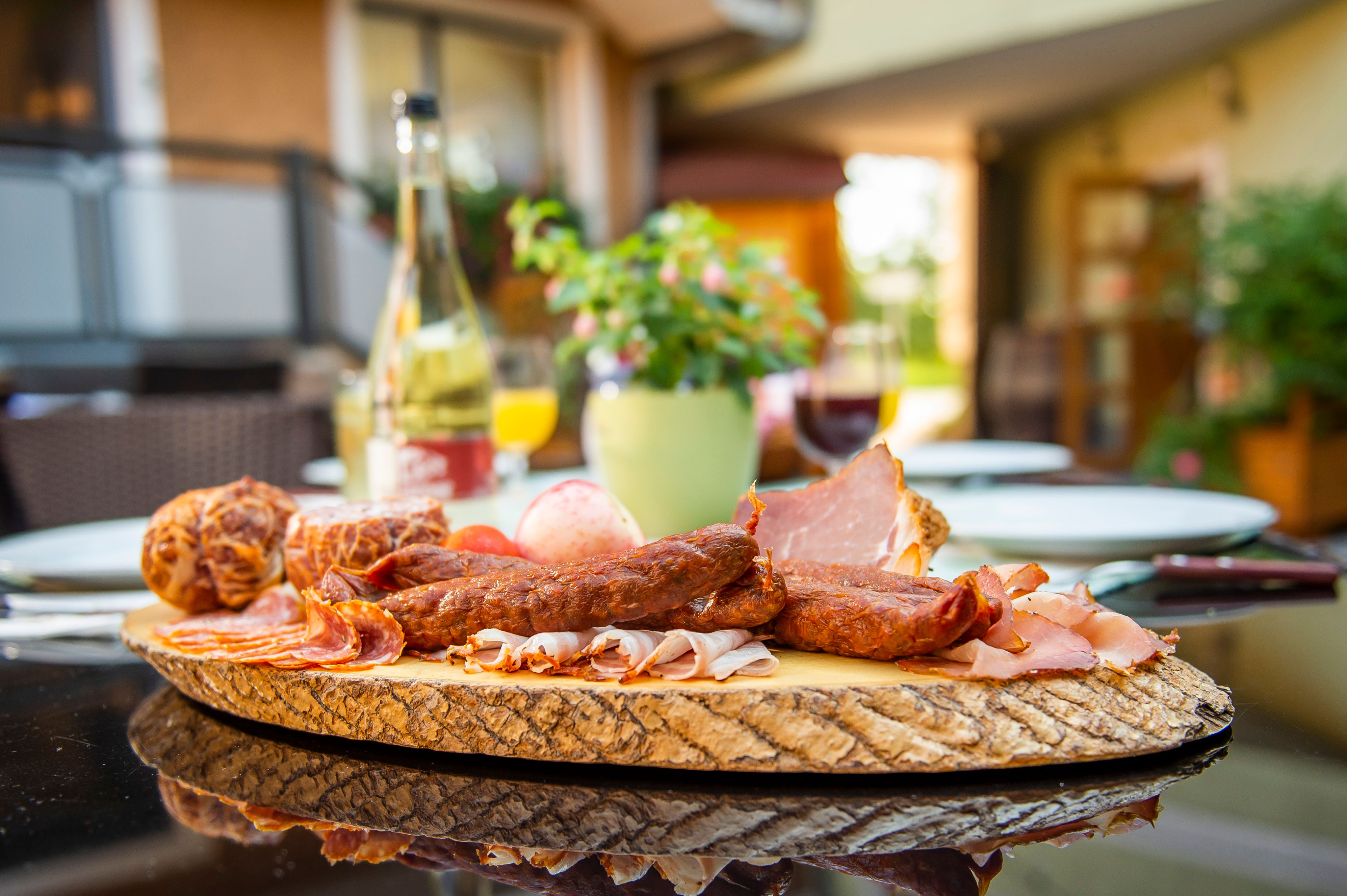 Občerstvenie s klobásou a mäsovými výrobkami rodiny Wilhelm