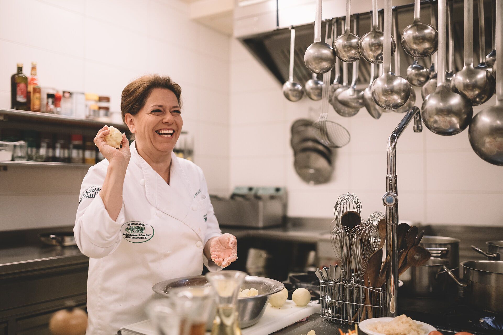 In der gemütlichen Waldschenke wird mit Leidenschaft und einem Lächeln gekocht. Die Wirtin zaubert aus frischen, regionalen Zutaten köstliche Gerichte, die den Gästen ein Stück Heimat näherbringen. Hier spürt man die herzliche Atmosphäre und die Verbundenheit zur Natur.