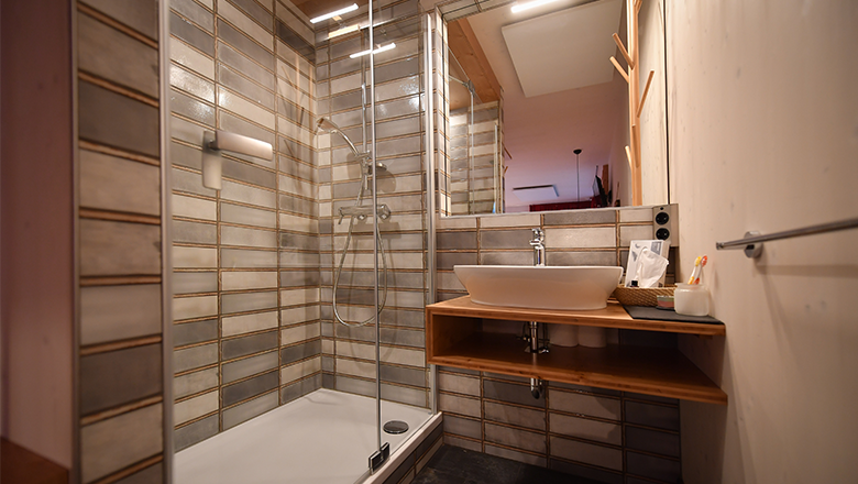 roon_bathroom