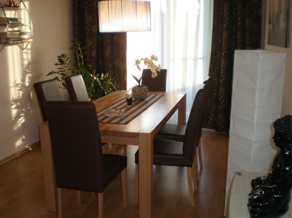 Stôl so stoličkami v obývacej izbe