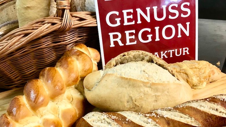 Rôzne druhy chleba pred nápisom "Genuss Region".
