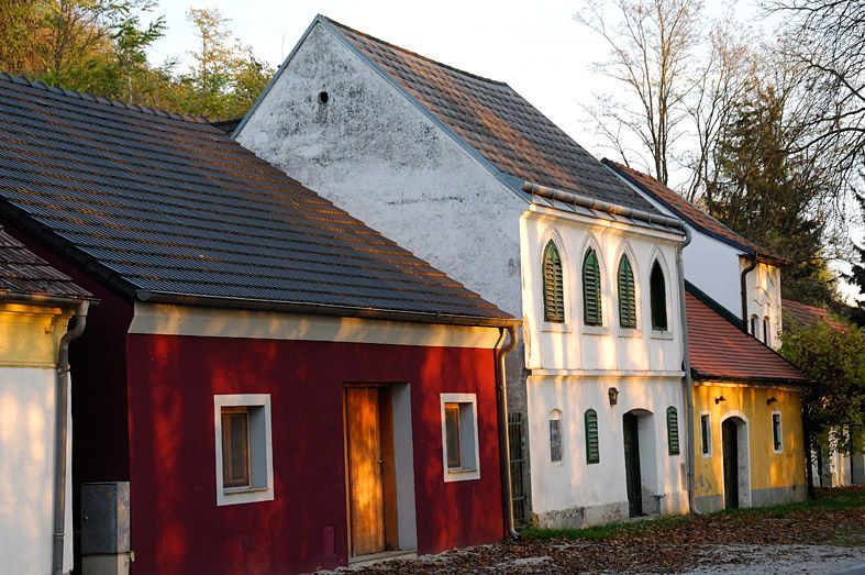 Tradičné vínne pivnice v Vínnych uličkách Absberg s farebnými fasádami a zelenými okenicami.
