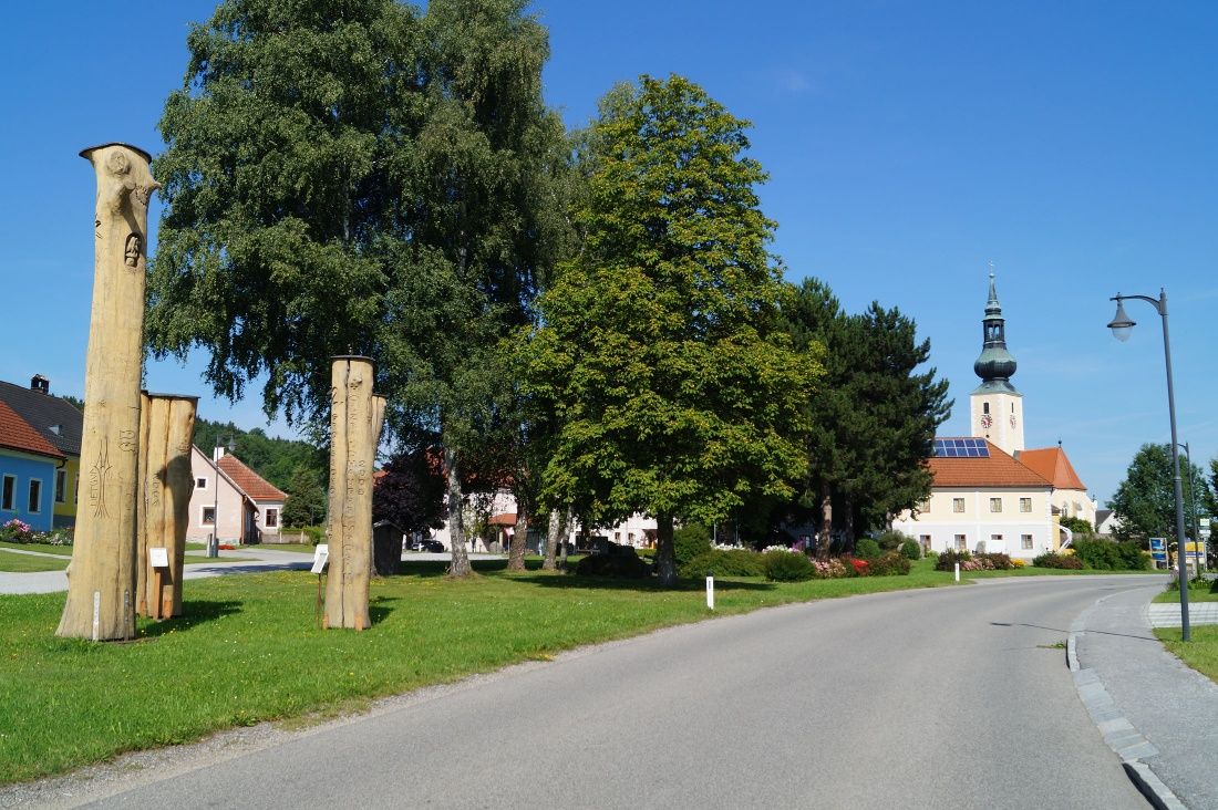 Sympóziové stromy s kostolom