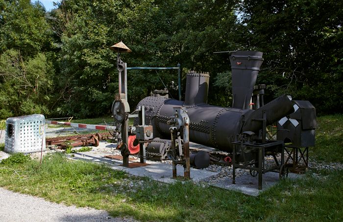 Exteriérová výstava starých železničných súčiastok.