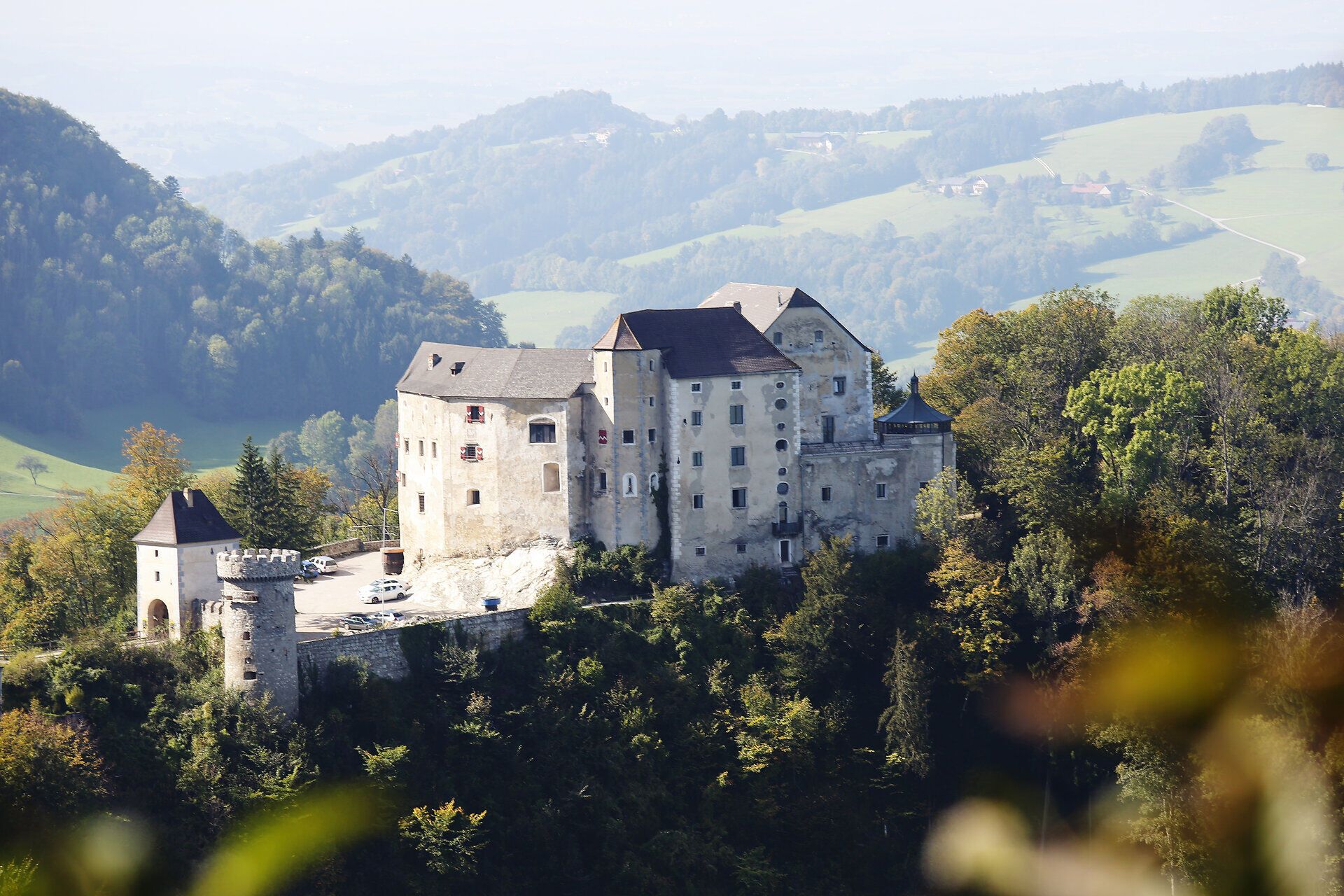 Majestátny hrad Plankenstein sa malebne týči nad mierne zvlnenými kopcami a ponúka úchvatný výhľad na okolité lesy a lúky. Tu, kde sa stretáva história s prírodou, vás okolie pozýva na nezabudnuteľné túry, pri ktorých srdce každého milovníka prírody zaplesá rýchlejšie.