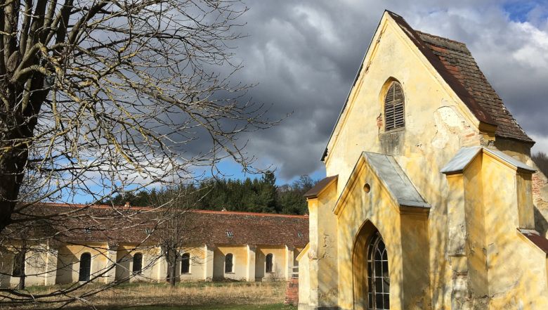 Žltá budova kaštieľa Mauerbach so zamračenou oblohou.