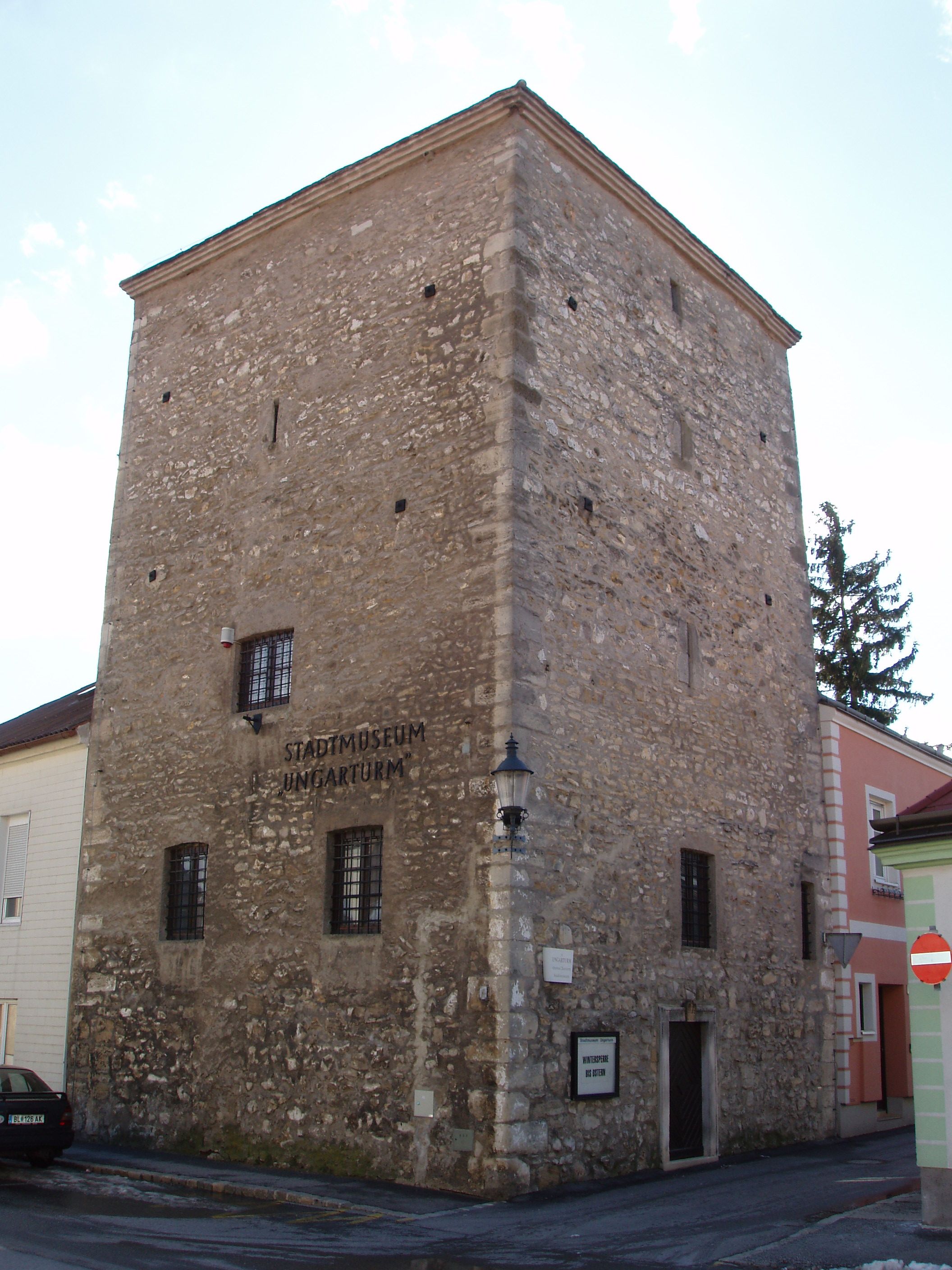V historickej kamennej budove s malými oknami Ungarturm v Brucku an der Leitha sídli mestské múzeum.