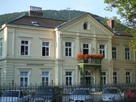 Historická budova s balkónom a kvetmi v Hinterbrühli.