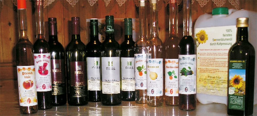 Rôzne fľaše vína a likérov na stole.