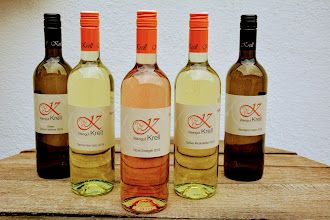 Päť fliaš vína z vinárstva Krell na drevenom stole.