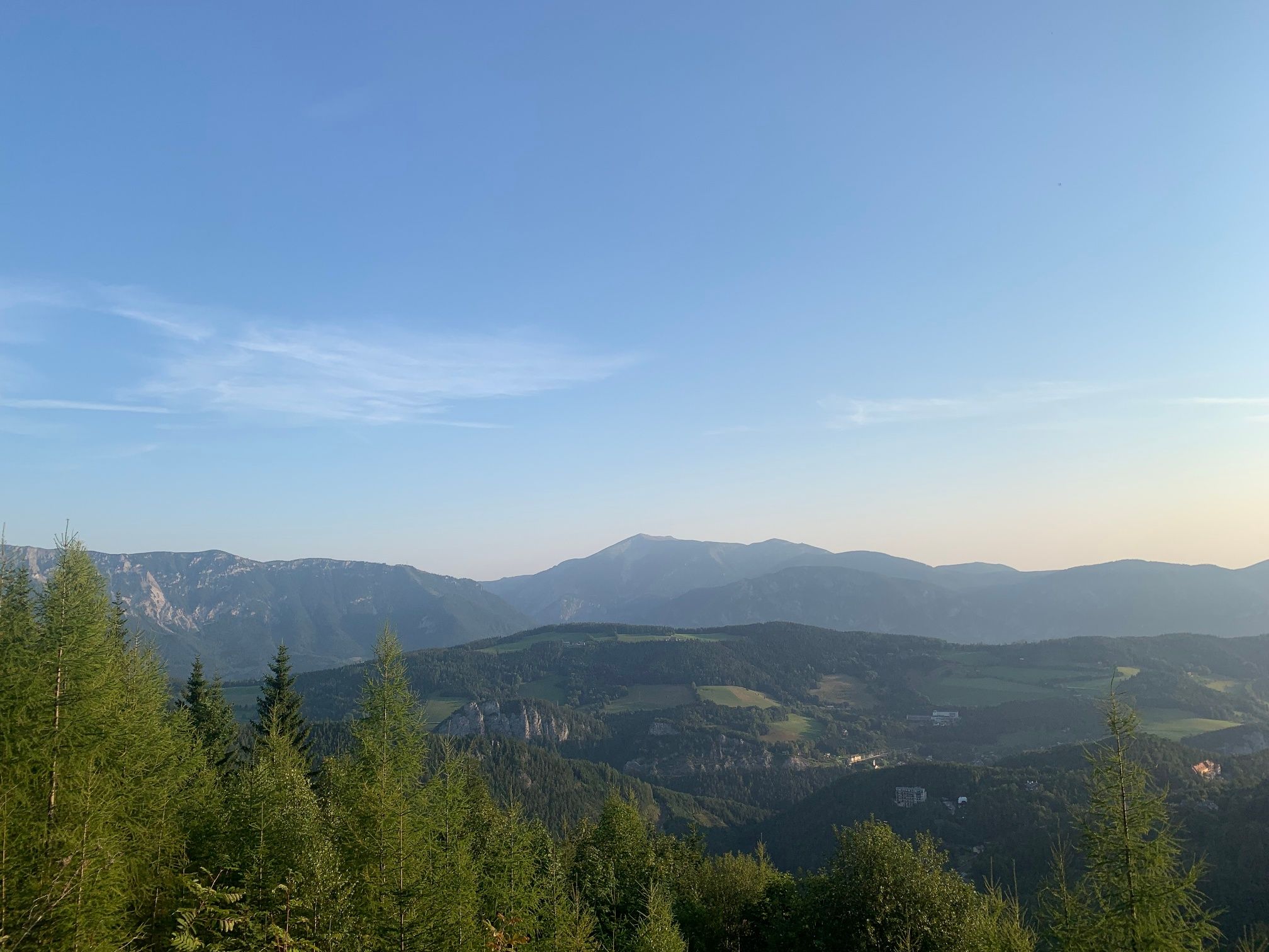 Pohľad na Rax a Schnneeberg počas túry
