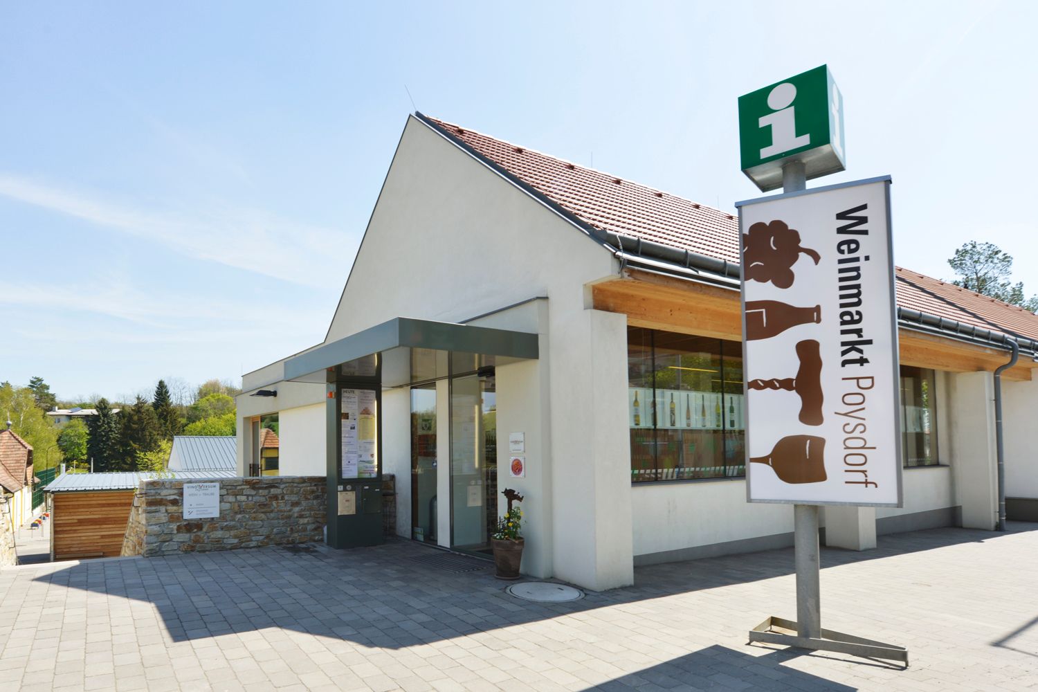 Vchod do vinárskeho trhu v Poysdorfe s nápisom a sklenenou fasádou.