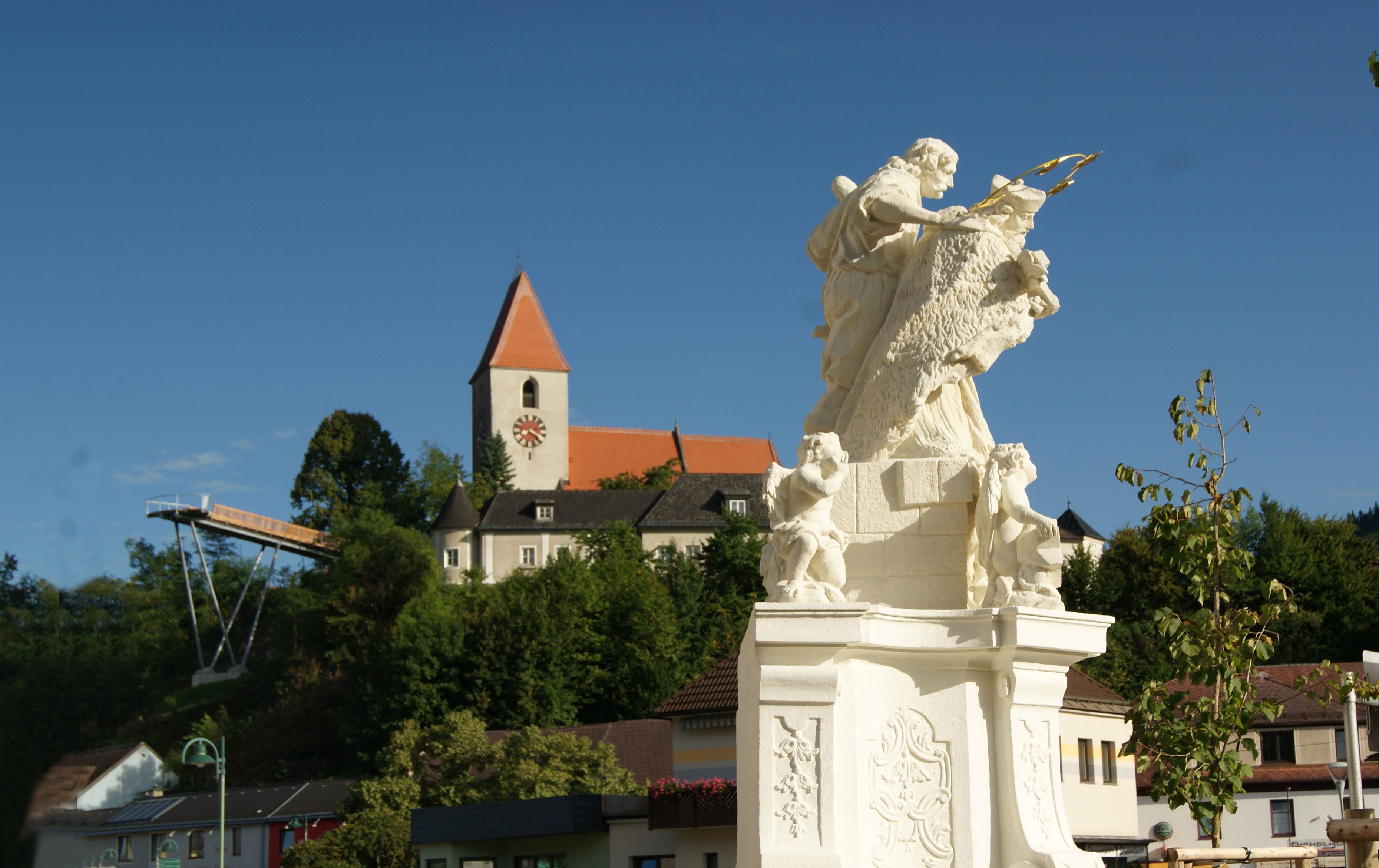 Socha pred kostolom v Kirchbergu an der Pielach.
