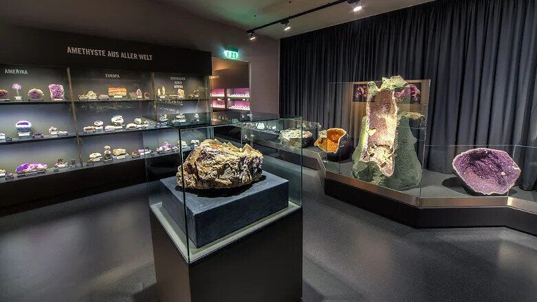 Vo fascinujúcej miestnosti plnej trblietavých ametystov sa odhaľuje krása prírody v jej najčistejšej podobe. Trblietavé kryštály žiaria v rôznych odtieňoch fialovej a pozývajú návštevníkov objavovať zázraky sveta minerálov. Miesto pokoja a inšpirácie, ktoré očarí zmysly.