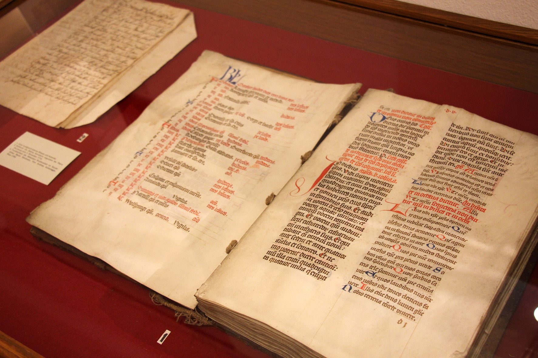 Staré rukopisy vo vitríne v Okresnom múzeu Stockerau.