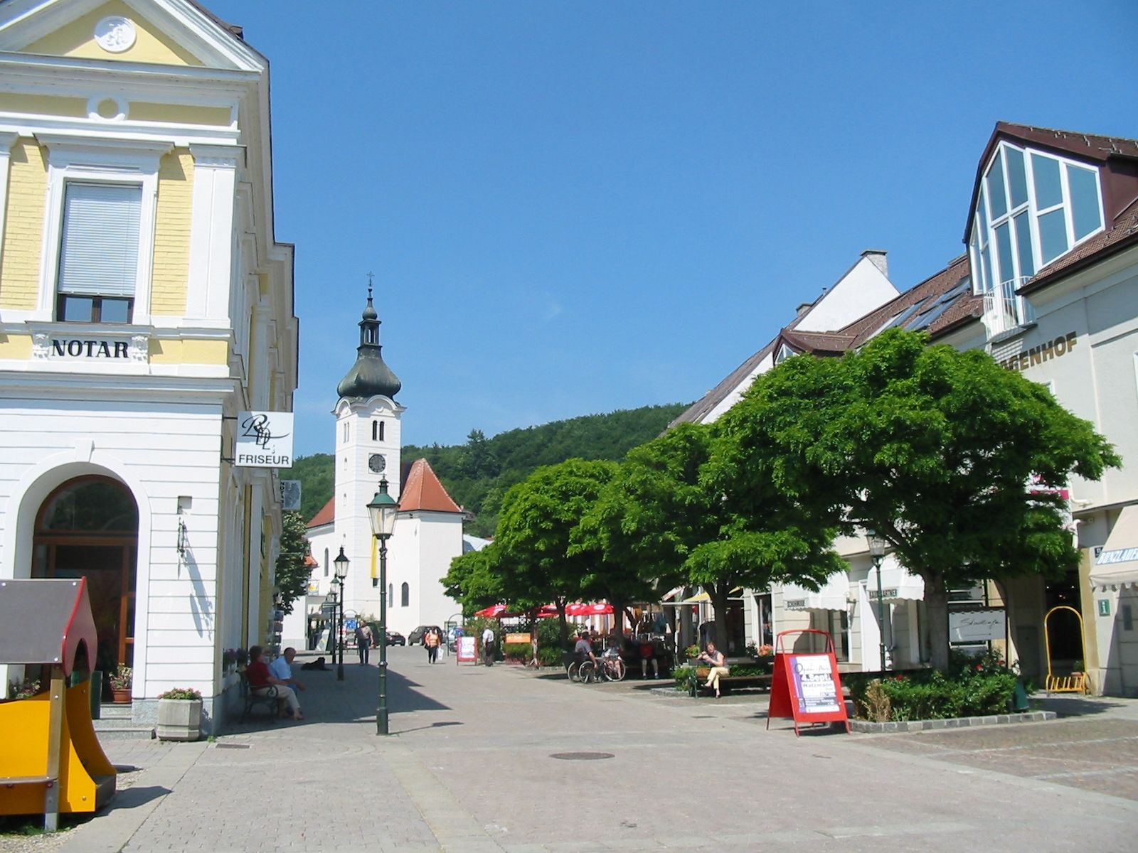 Hlavné námestie v Purkersdorfe s kostolom a obchodmi.
