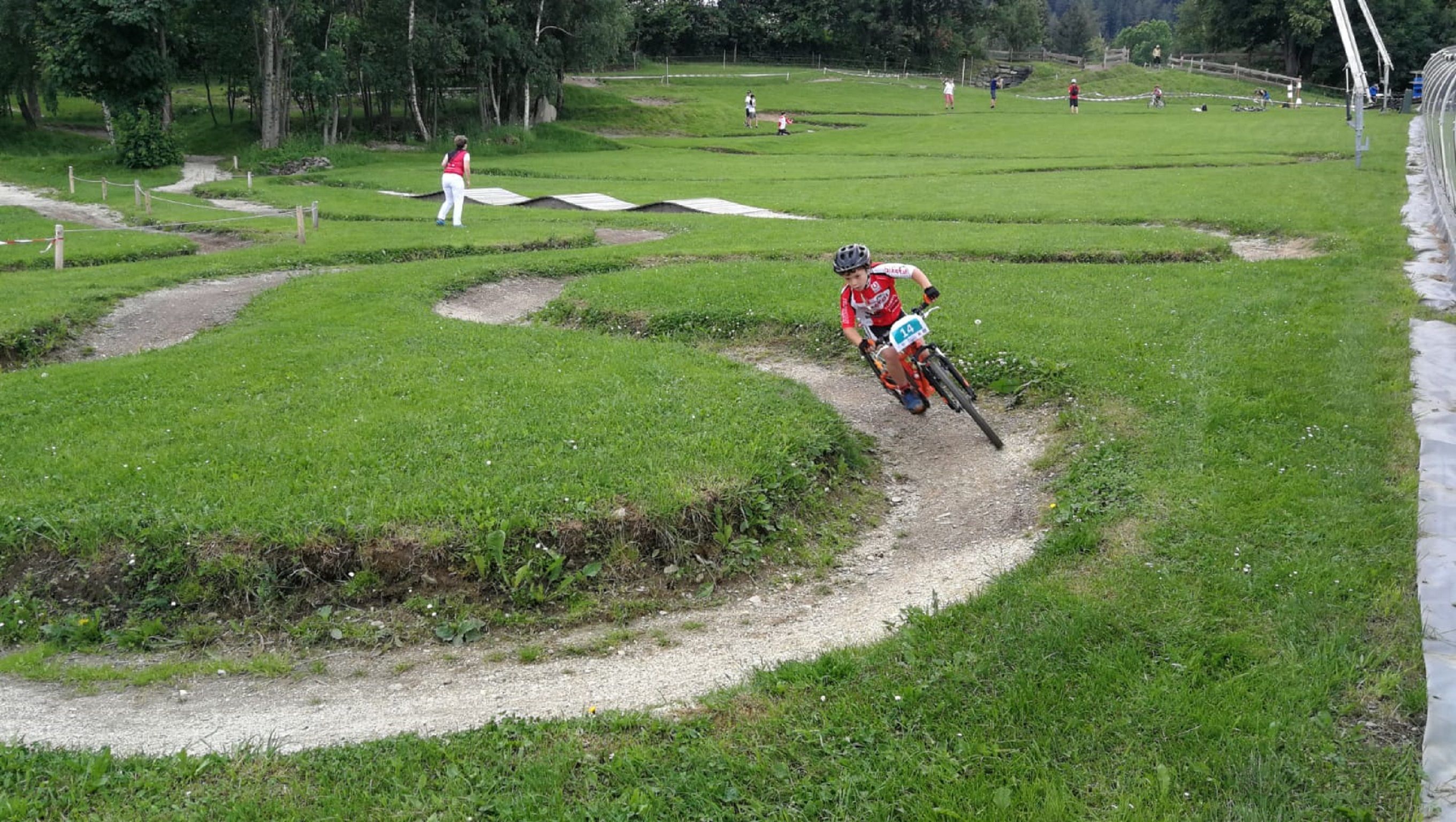 Dieťa jazdí na minibicykli parkour v prírode.