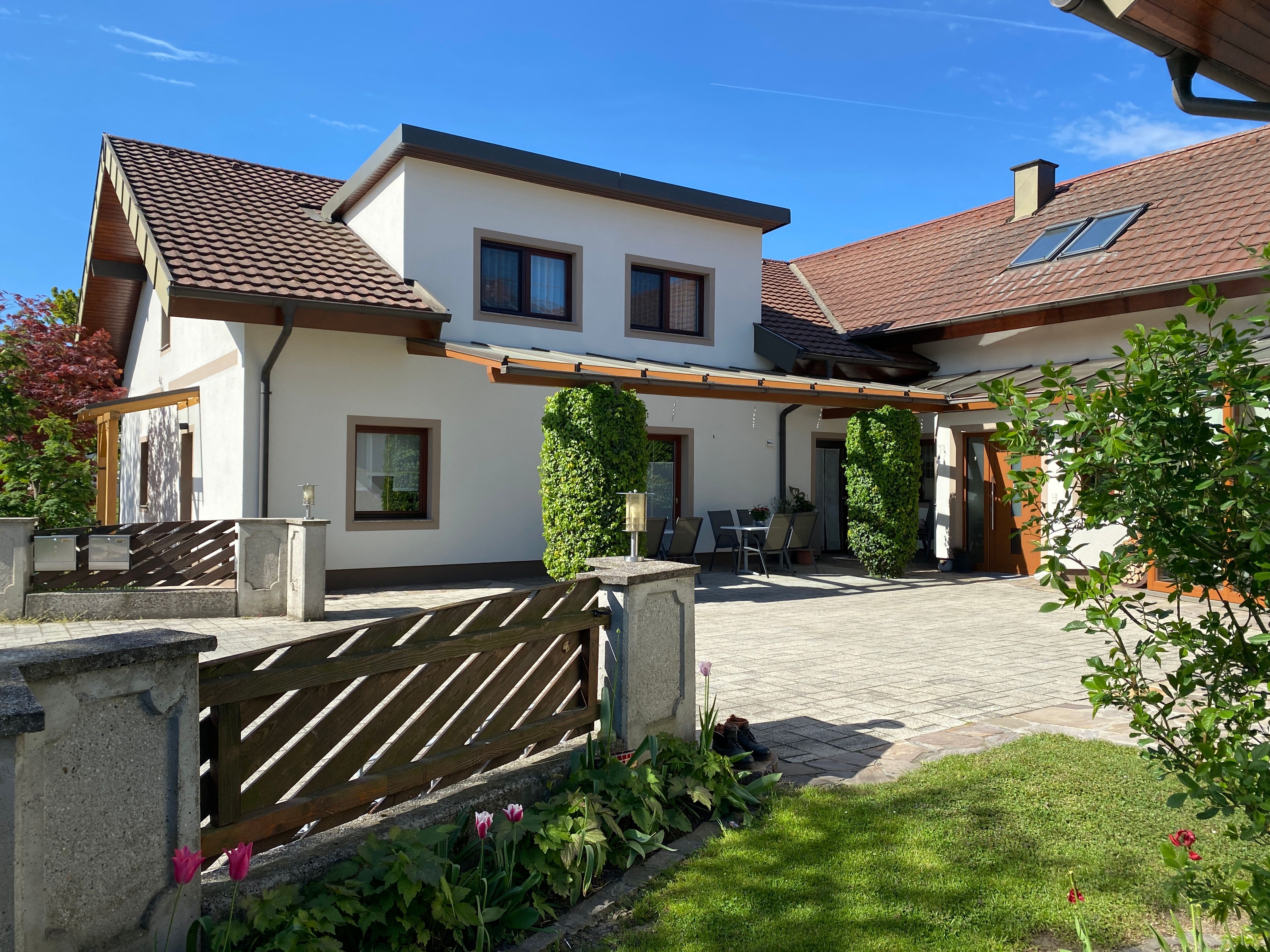 Terasa pre hostí vo dvore penziónu a apartmánov Leeb